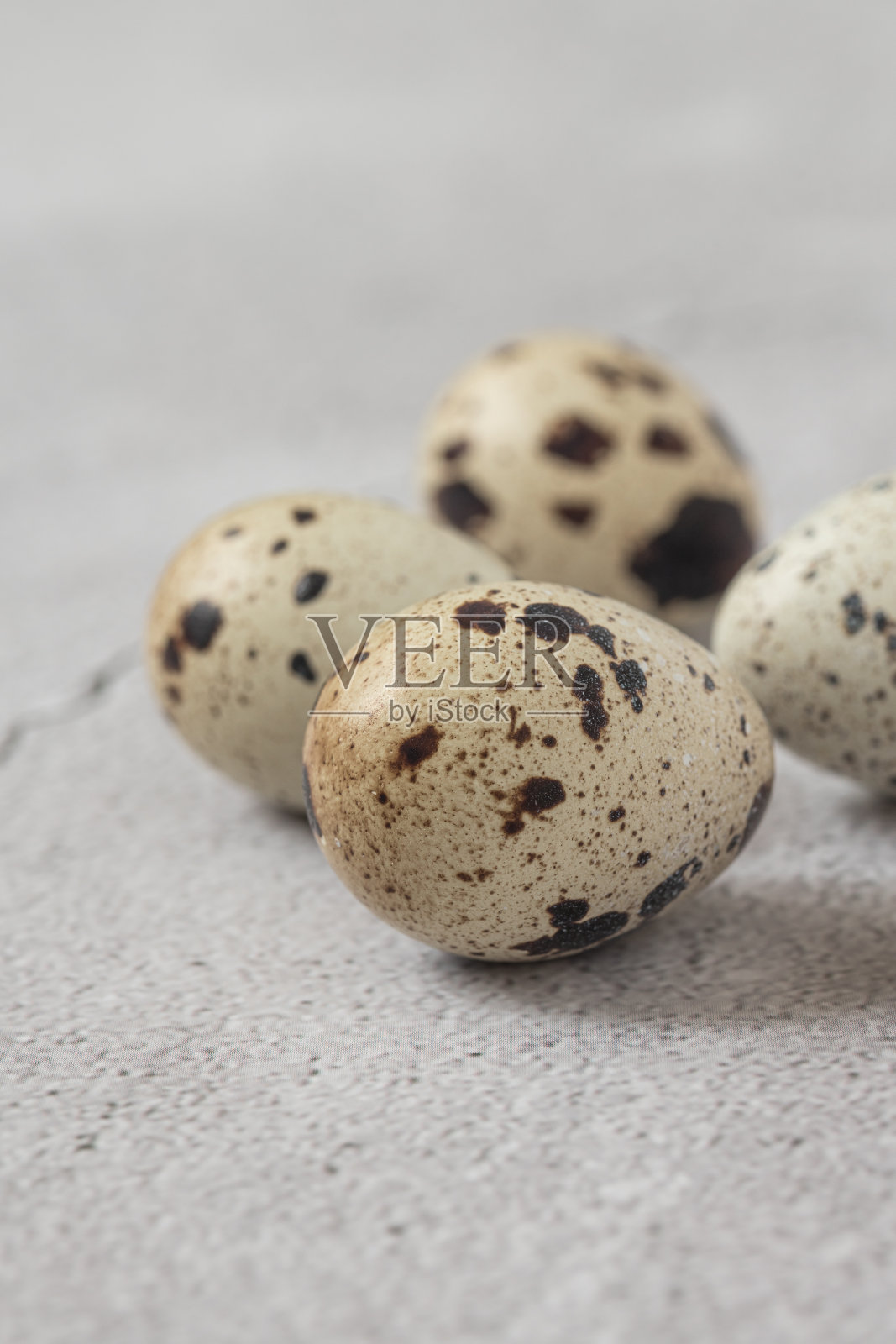 复活节鹌鹑蛋。春天背景配小复活节鹌鹑蛋。复古照片处理照片摄影图片