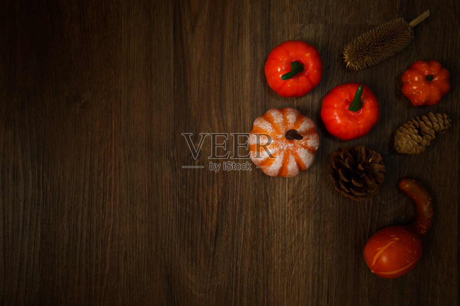 万圣节的装饰背景。吓人的南瓜头在木桌上万圣节的节日概念照片摄影图片