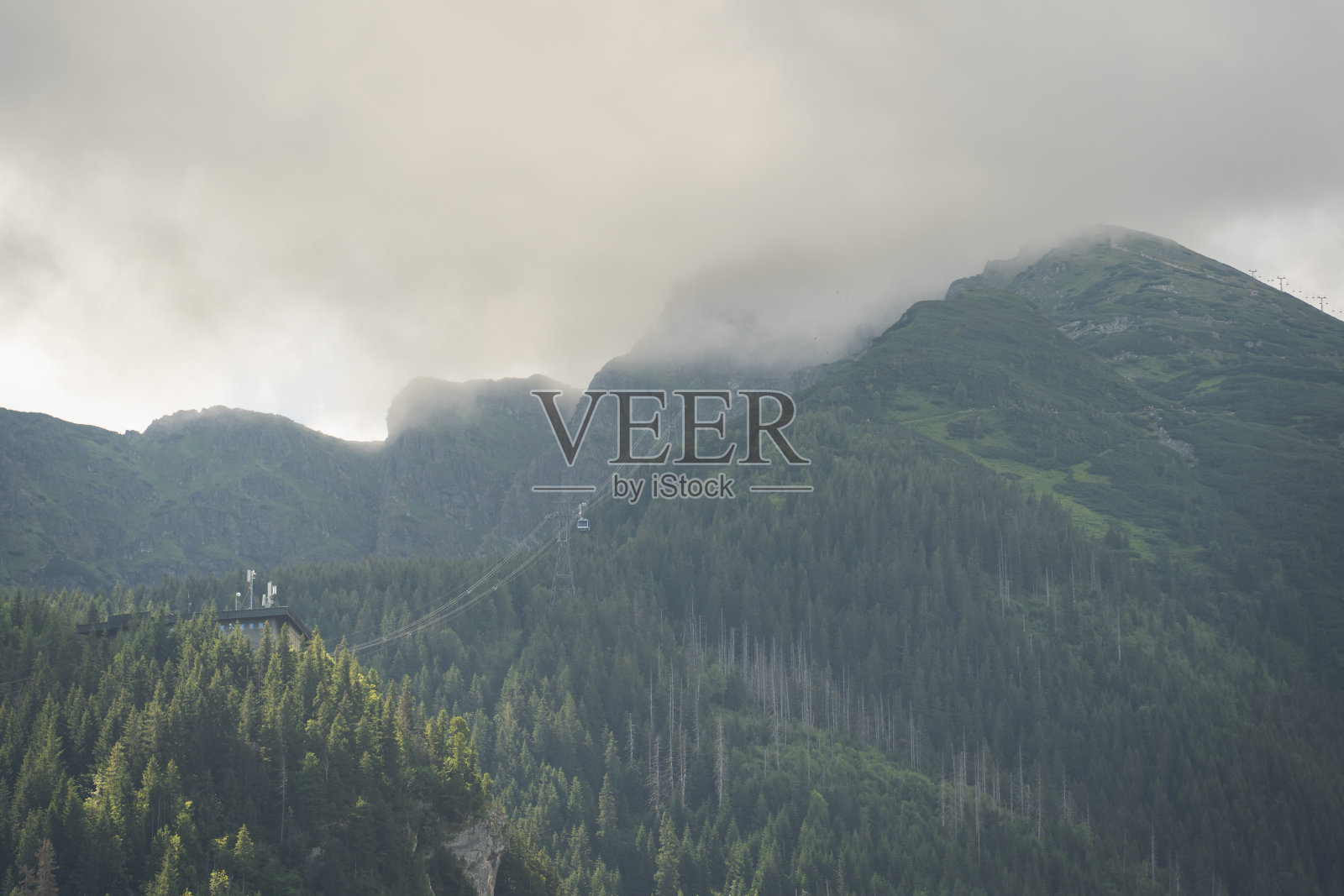 波兰塔特拉的暴风雨天气和低云。照片摄影图片