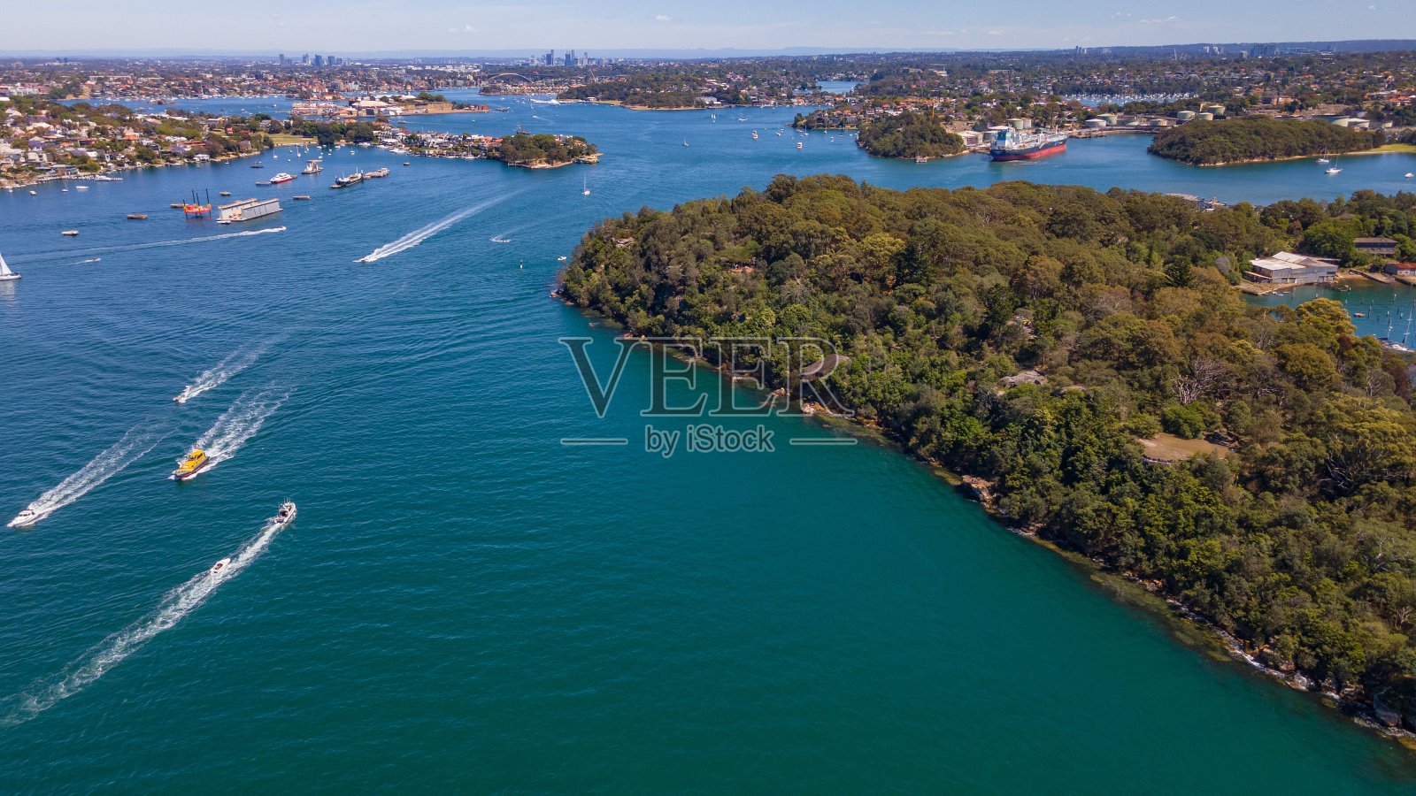 在一个阳光明媚的日子里，新南威尔士州悉尼下北岸的韦弗顿半岛上的球头保护区的空中无人机视图照片摄影图片