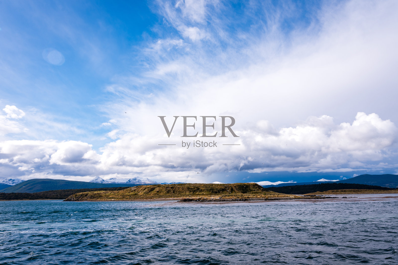 乘坐小猎犬香奈儿游船照片摄影图片