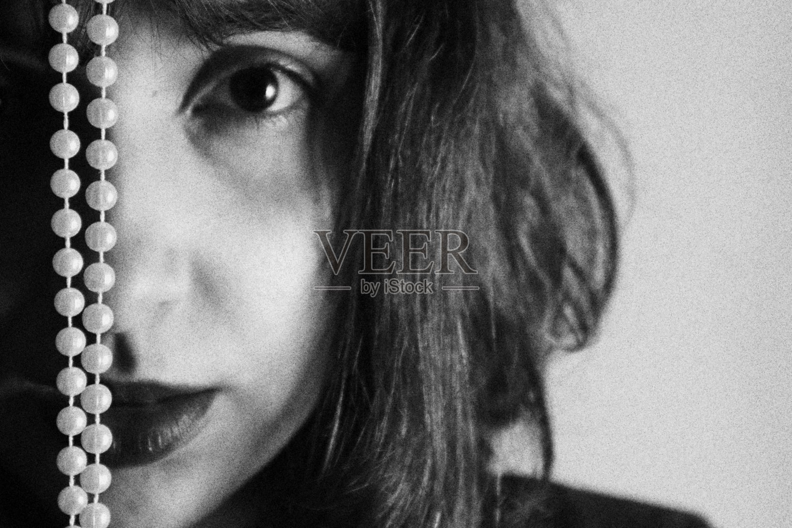 戴珍珠的年轻女子画像照片摄影图片