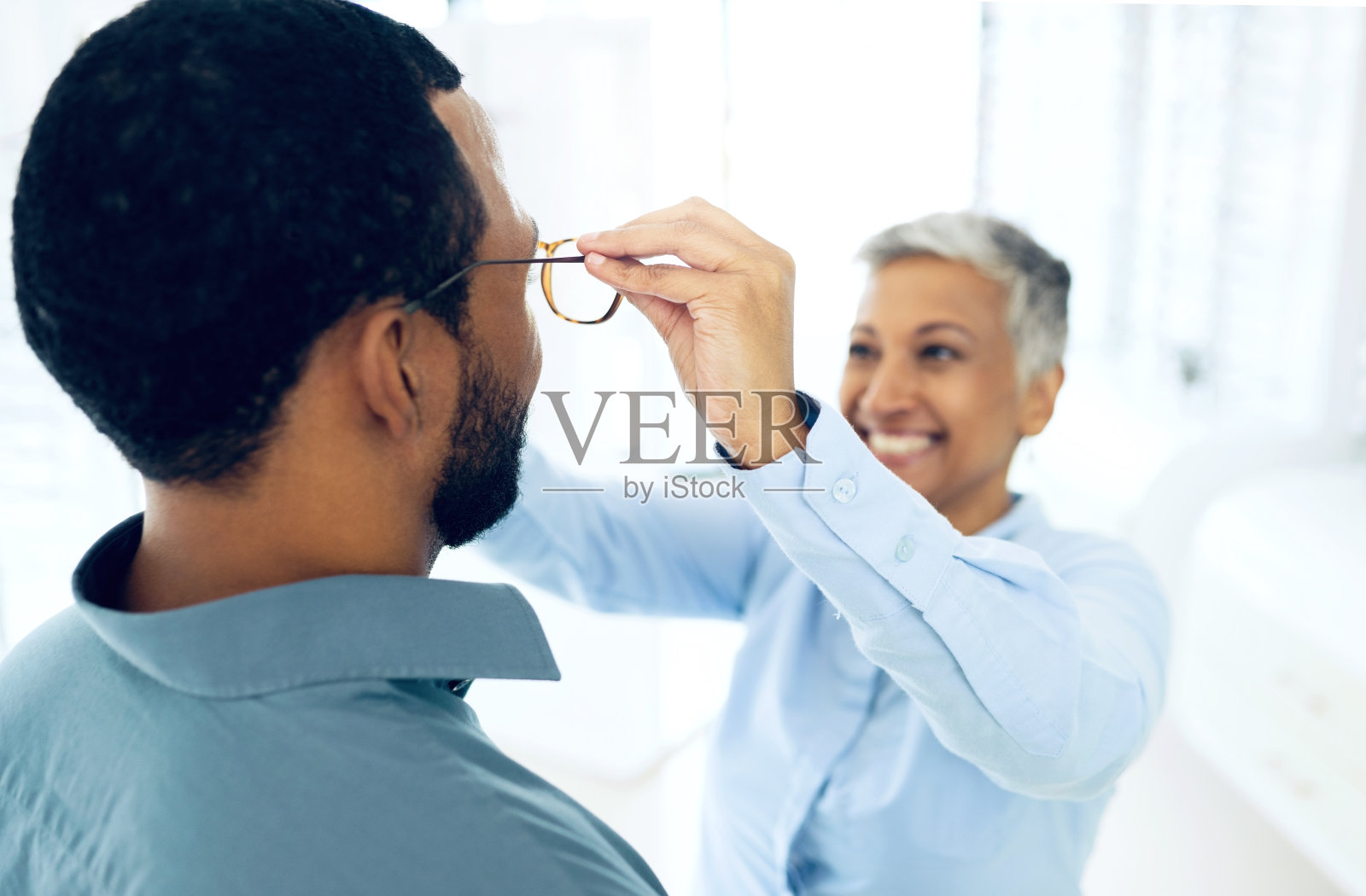 验光师，眼保健服务人员或在零售光学或眼镜店戴眼镜的人。快乐的女人，选择或顾客与新眼镜，框架或成熟的医生在光学诊所商店照片摄影图片