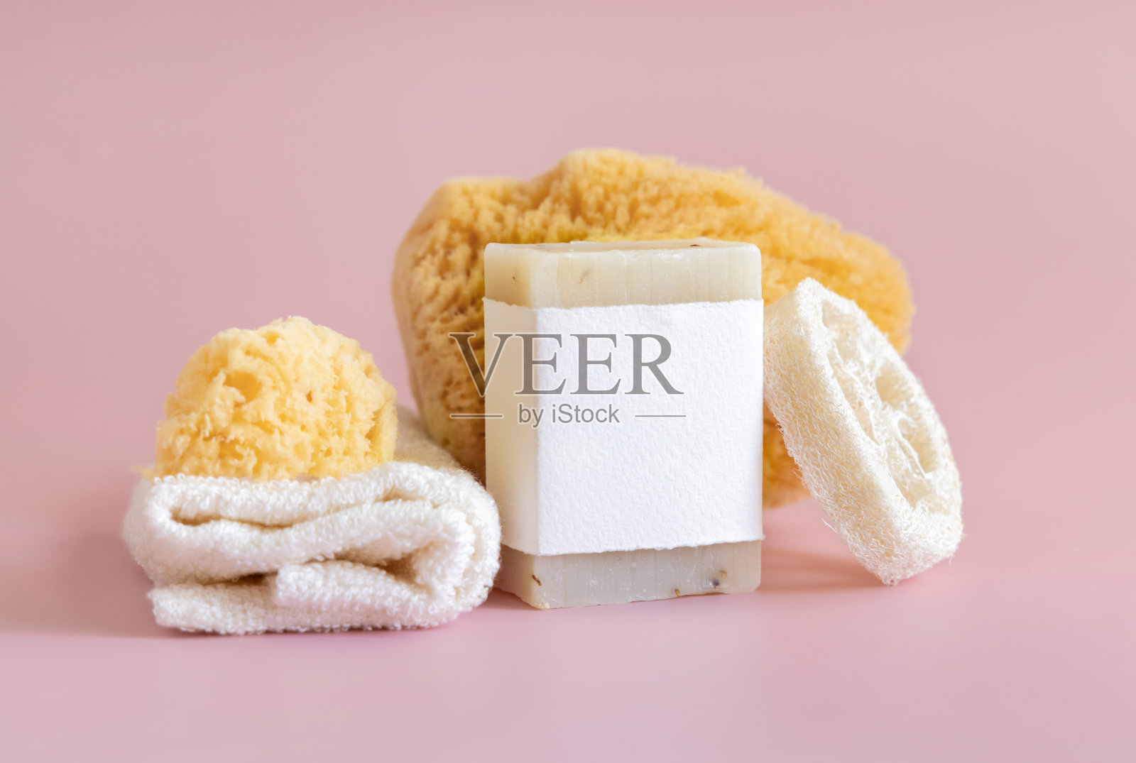 香皂与空白标签，天然海绵和毛巾在粉红色近距离，模型照片摄影图片
