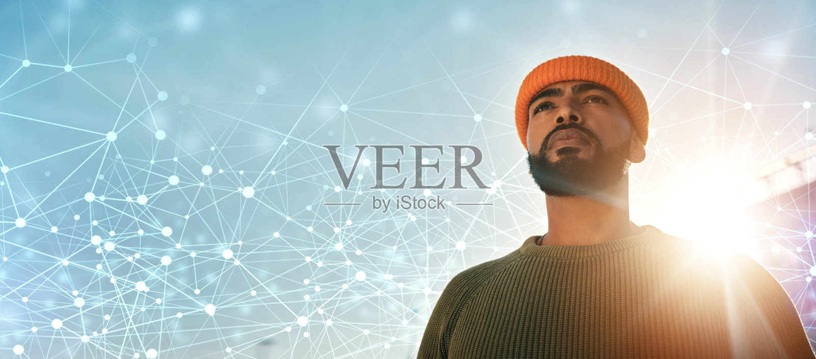 思想上，横幅与人户外在镜头上耀斑，空间与旅行在低角度网络上叠加连接。阳光、认真、自信的人对服装的时尚、风格和酷的想法照片摄影图片