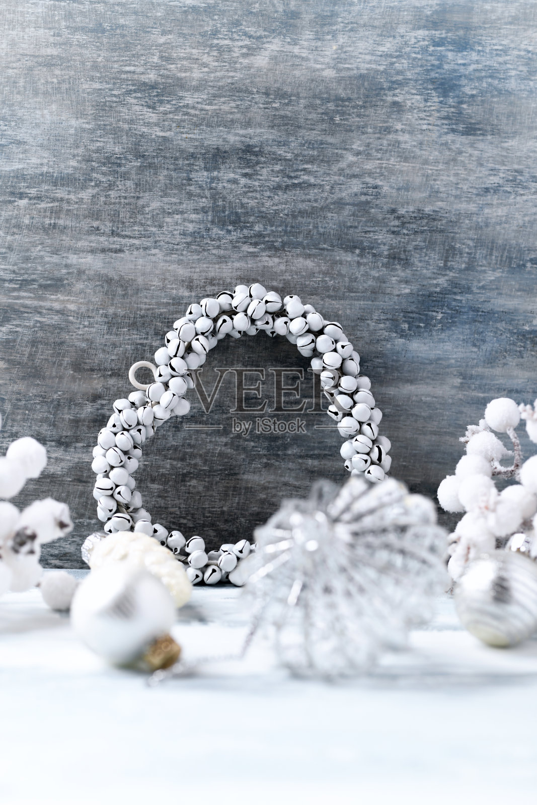 圣诞装饰。明亮的木制背景。软的焦点。关闭了。照片摄影图片