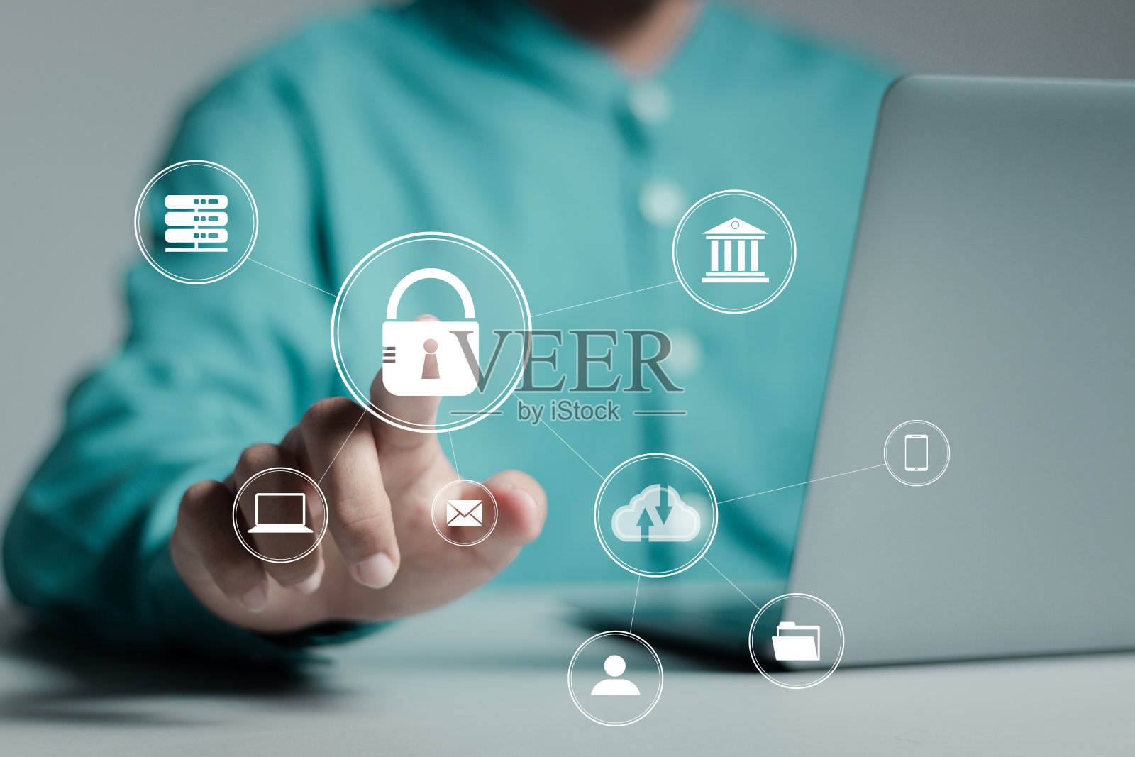 隐私和网络安全技术。商人使用笔记本电脑保护商业和财务信息，使用密码访问数据，商业隐私网络策略。照片摄影图片