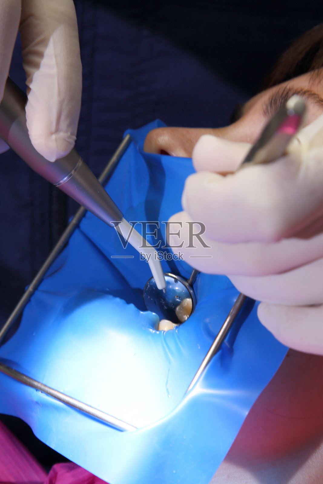 牙科办公室。牙医在工作。牙科设备。牙医的工作场所。照片摄影图片