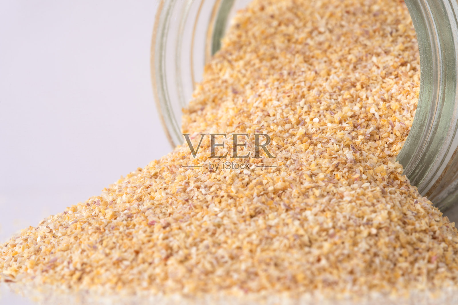 颗粒状的风干青葱从罐子里洒出来照片摄影图片