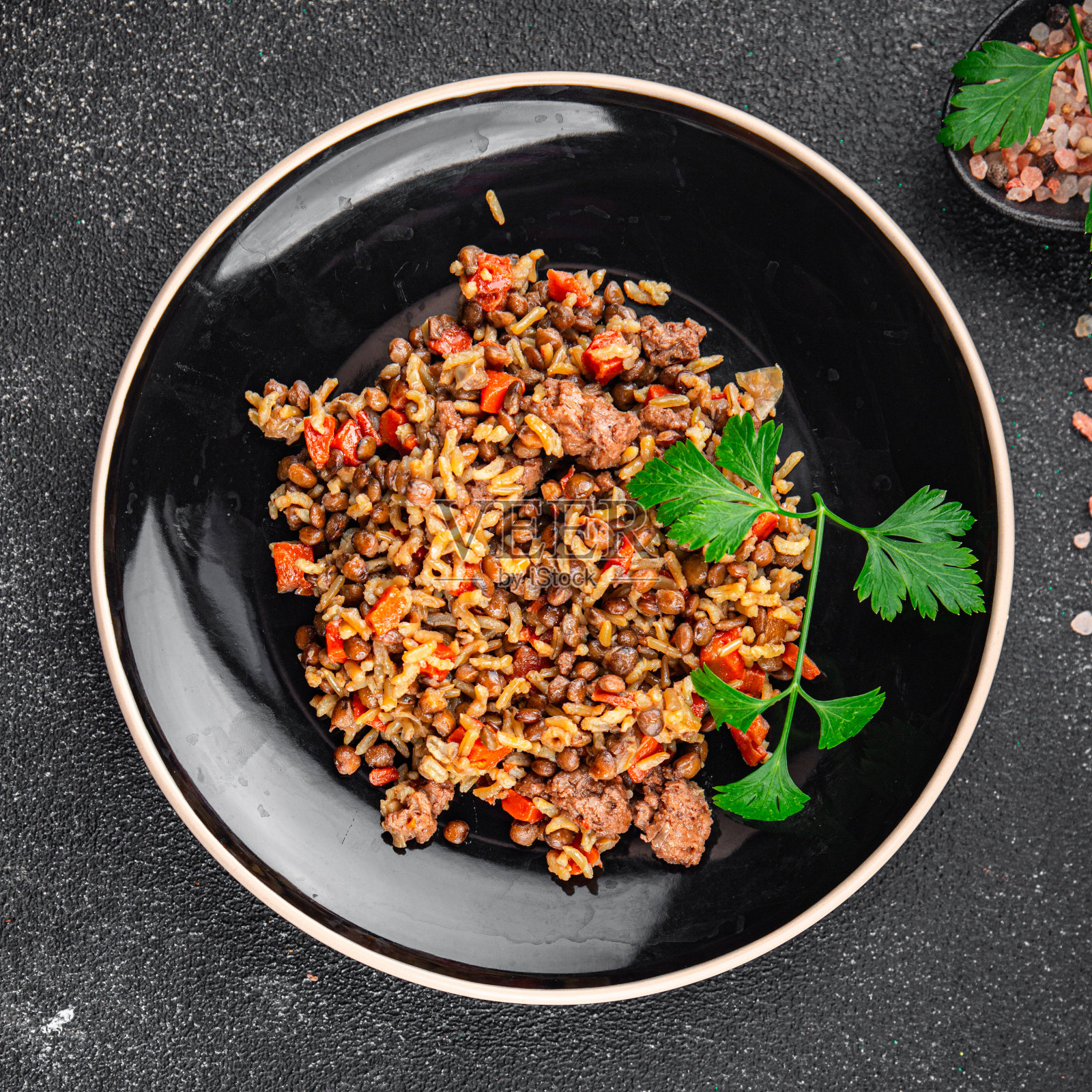 米饭配扁豆和蔬菜，新鲜健康食用，烹调开胃菜，餐前小吃，餐桌上的复制空间食品照片摄影图片