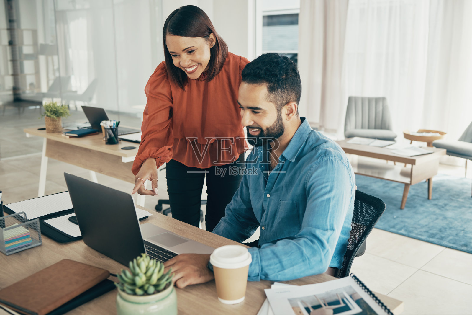 商务人士，经理和建议笔记本电脑办公规划，人力资源协作或管理。专业人力资源人员在电脑上提供员工反馈，团队合作和支持照片摄影图片