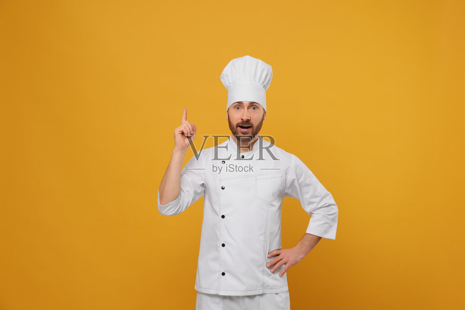 成熟的男厨师在橙色背景上展示创意手势照片摄影图片