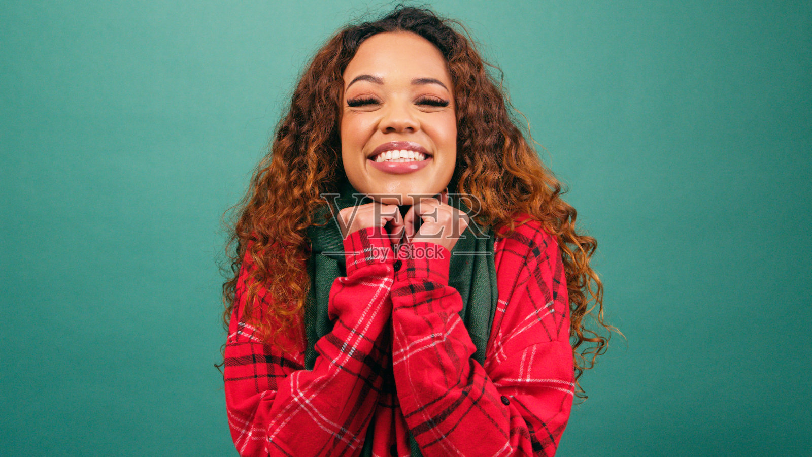 圣诞工作室，兴奋的年轻女子用手托着下巴摆出可爱的姿势照片摄影图片