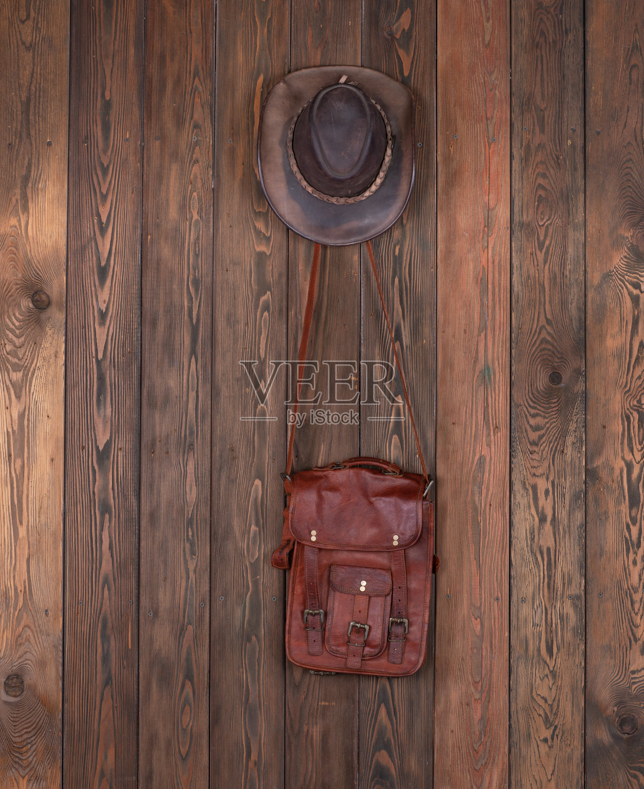 木墙上的牛仔帽和皮包照片摄影图片