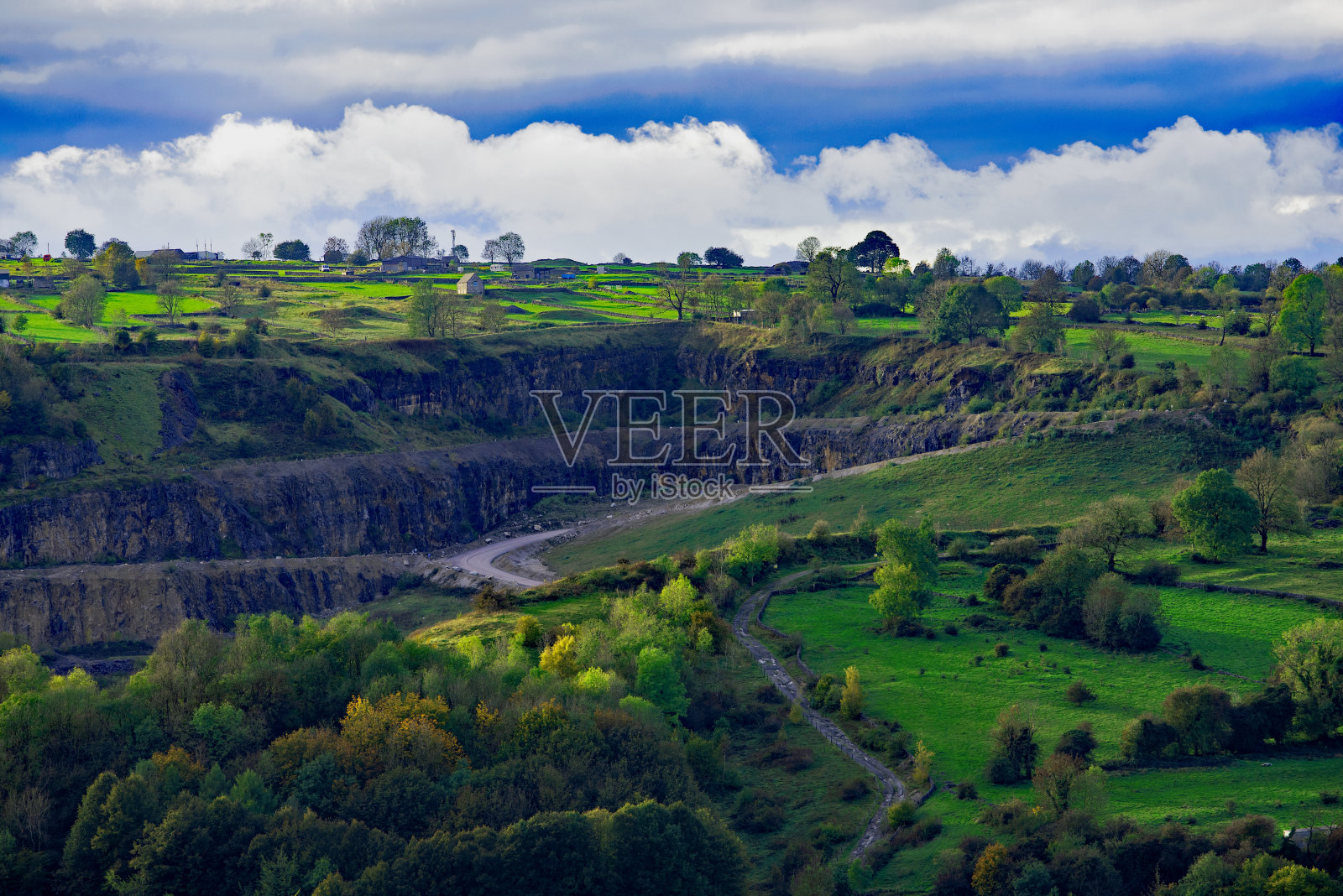 德尼采石场的黑岩景观。照片摄影图片