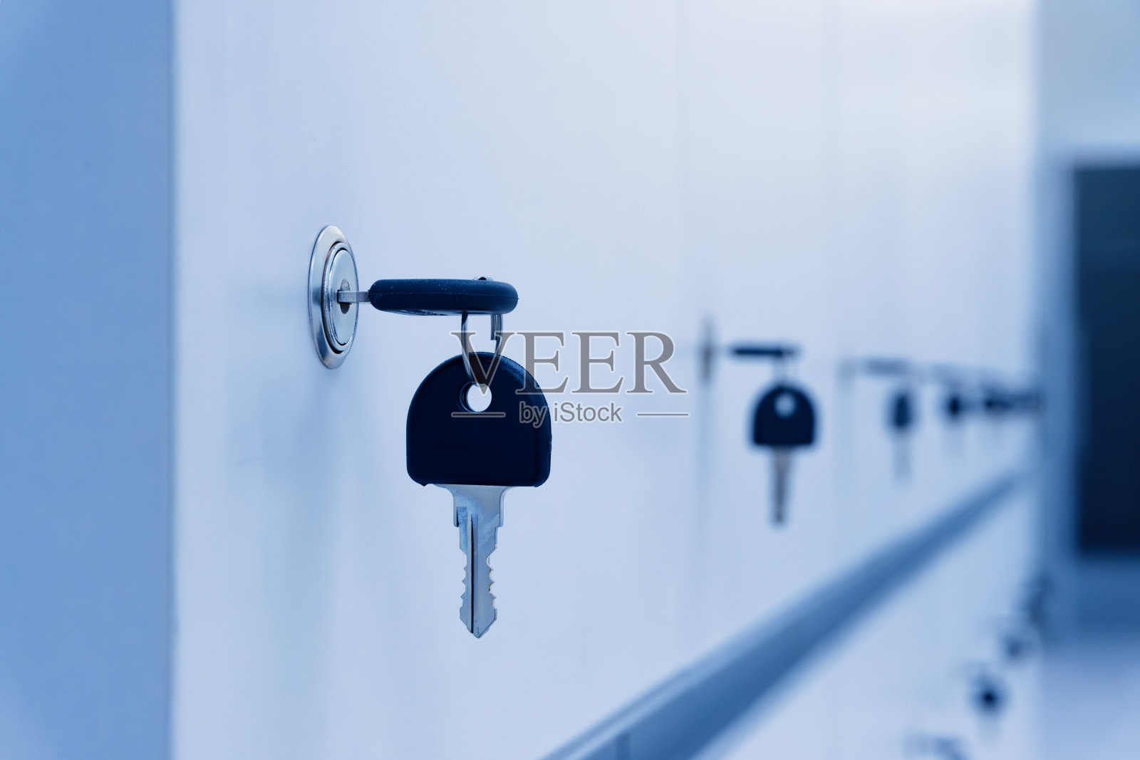 个人保险箱钥匙在办公室房间。照片摄影图片