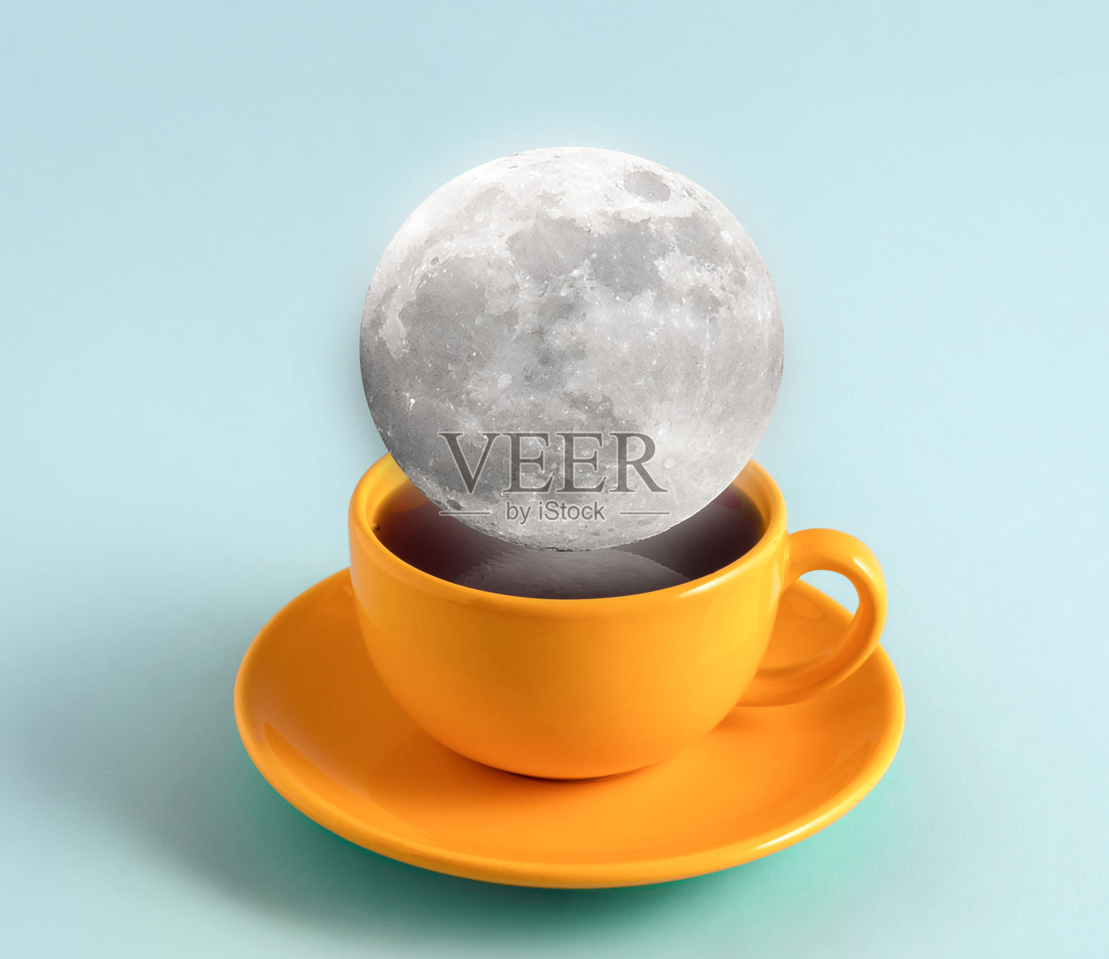 创意艺术拼贴与满月在蓝色背景的咖啡杯。照片摄影图片