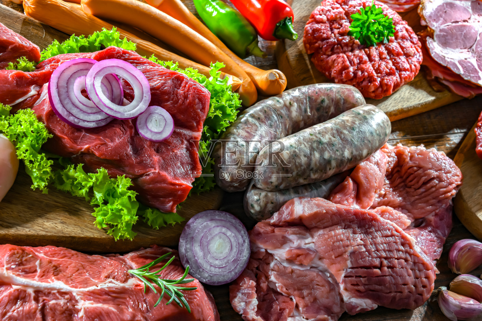 与各种肉制品组成照片摄影图片