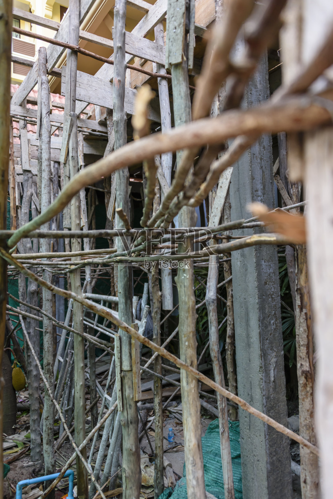 柬埔寨建筑工地的竹木脚手架照片摄影图片