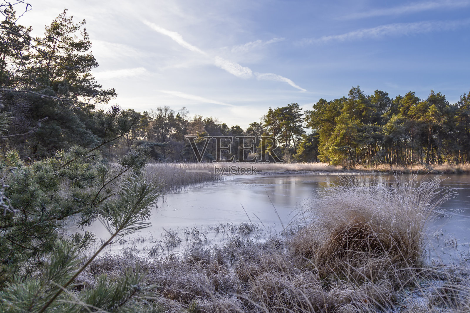 格文地狱自然保护区结冰的小湖。照片摄影图片