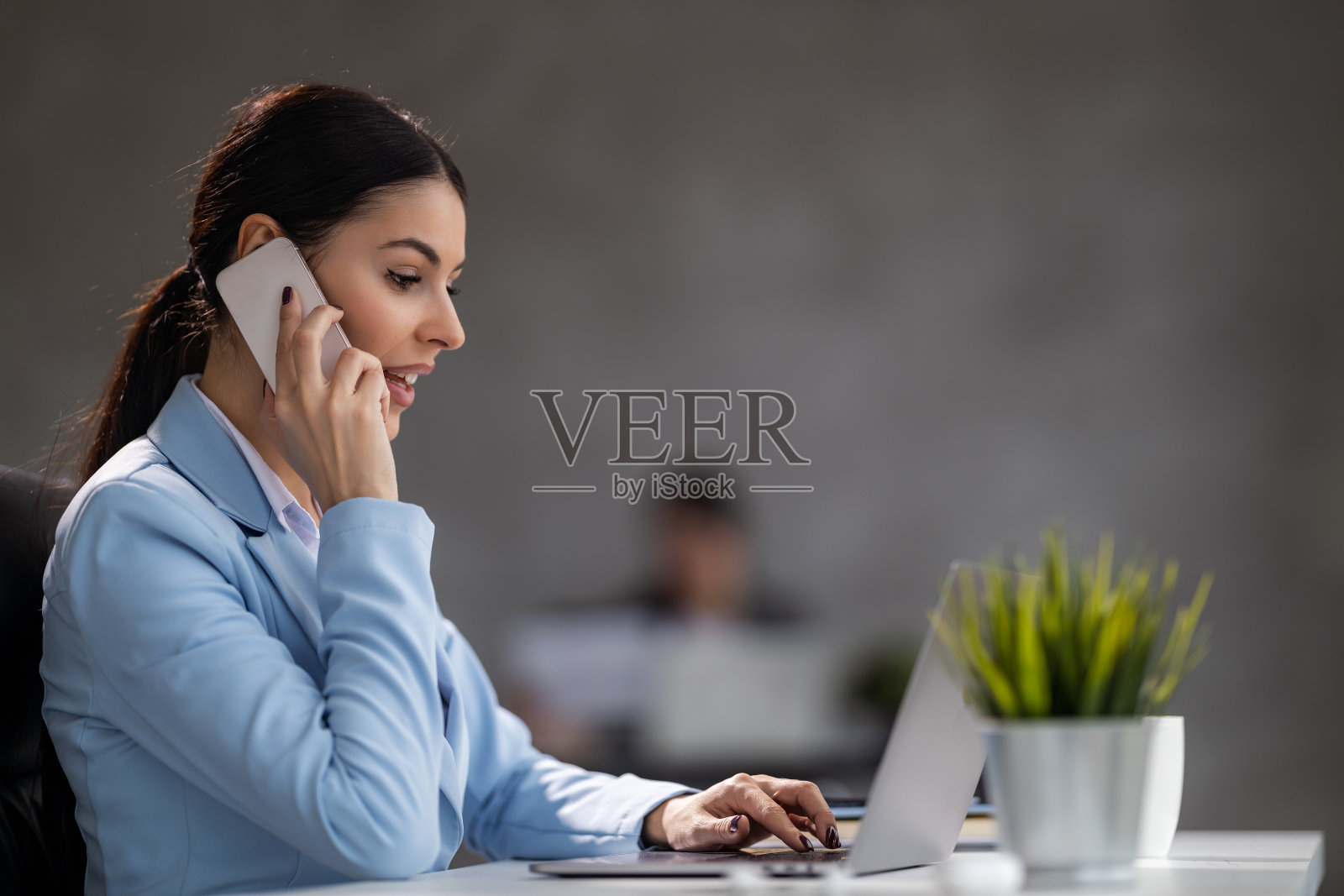 年轻女企业家在办公室用笔记本电脑工作的照片照片摄影图片