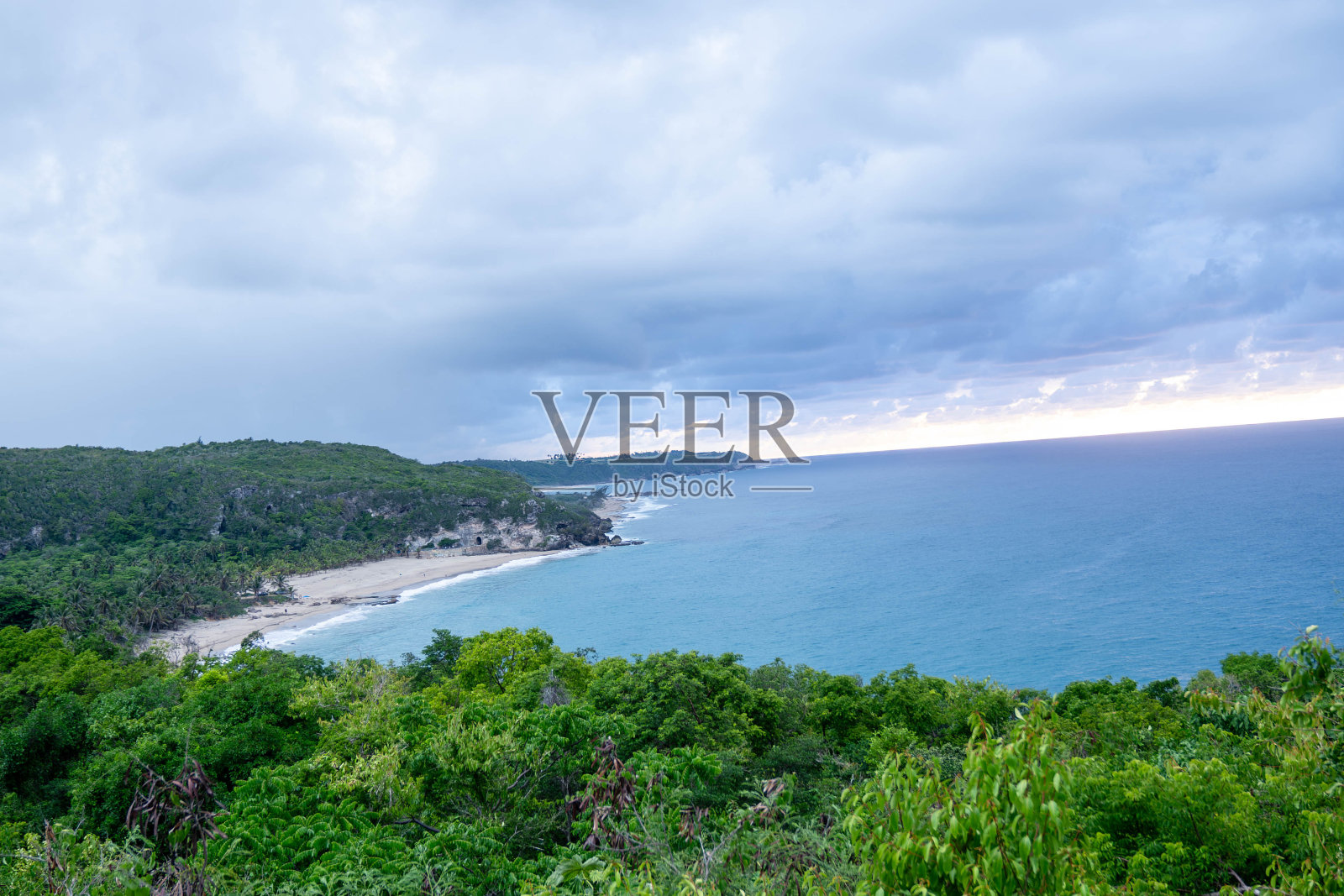 在大西洋上达到顶峰照片摄影图片