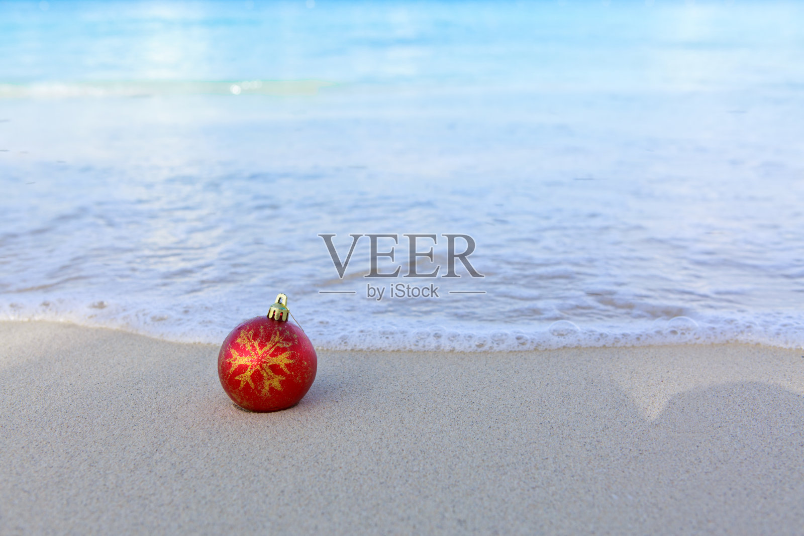 圣诞背景与加勒比海滩上的红球。照片摄影图片