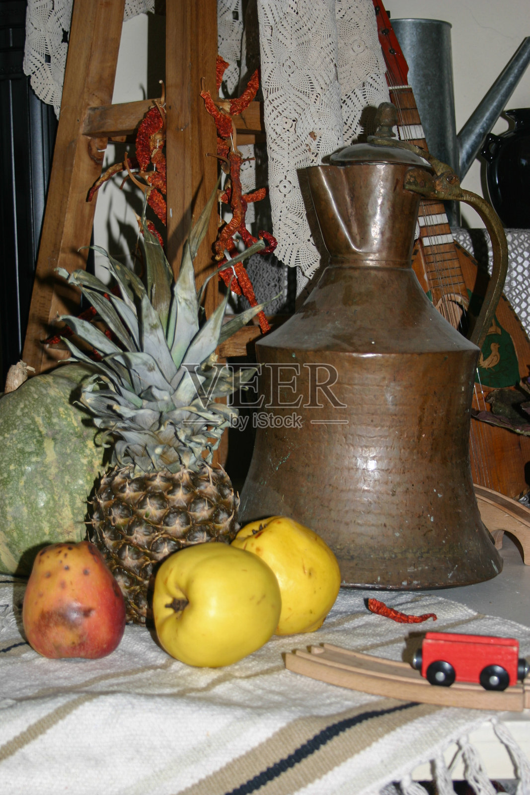 复古静物与铁，玻璃，金属，木材和皮革照片摄影图片