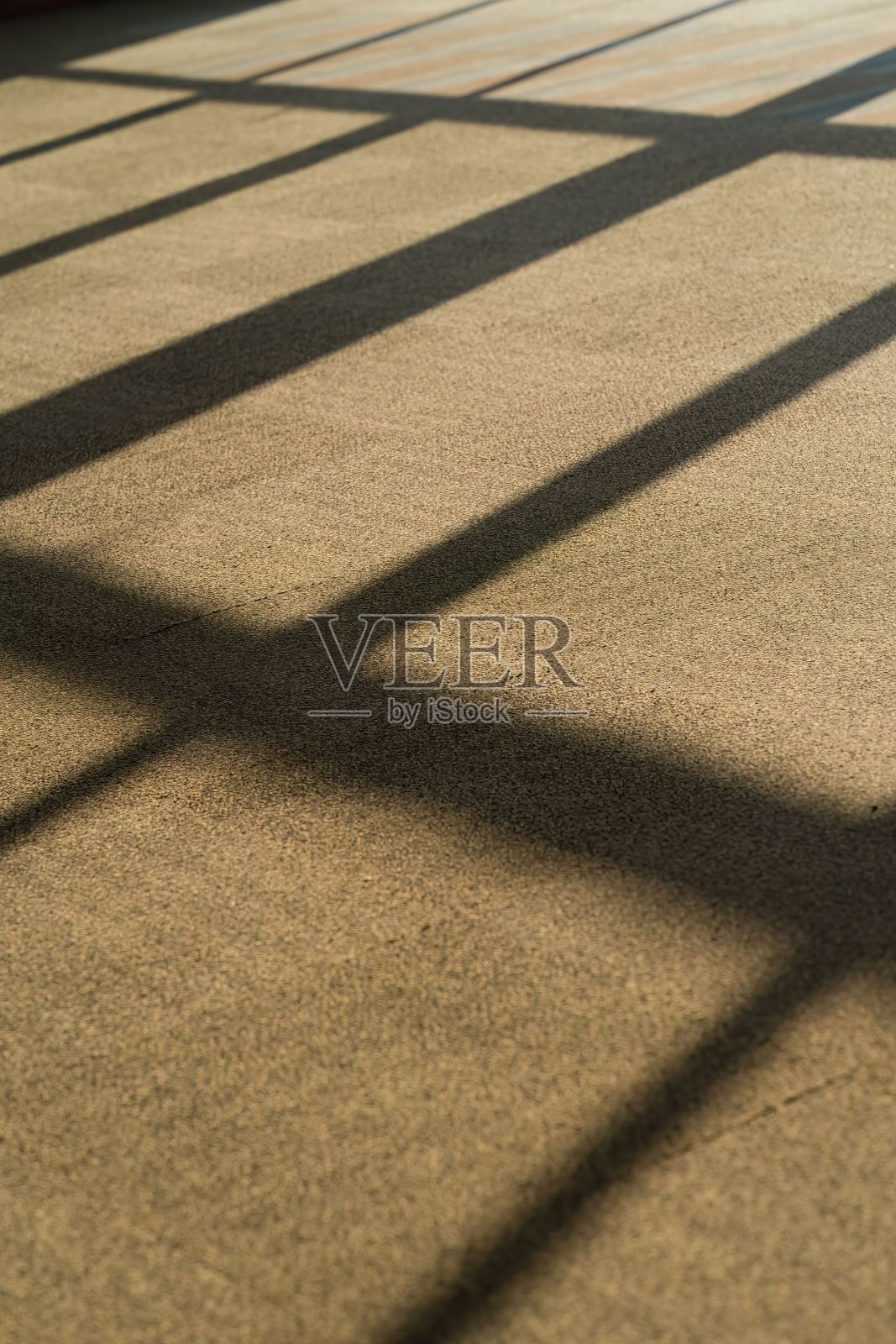 一幢空房子门上铁栏杆的影子照片摄影图片