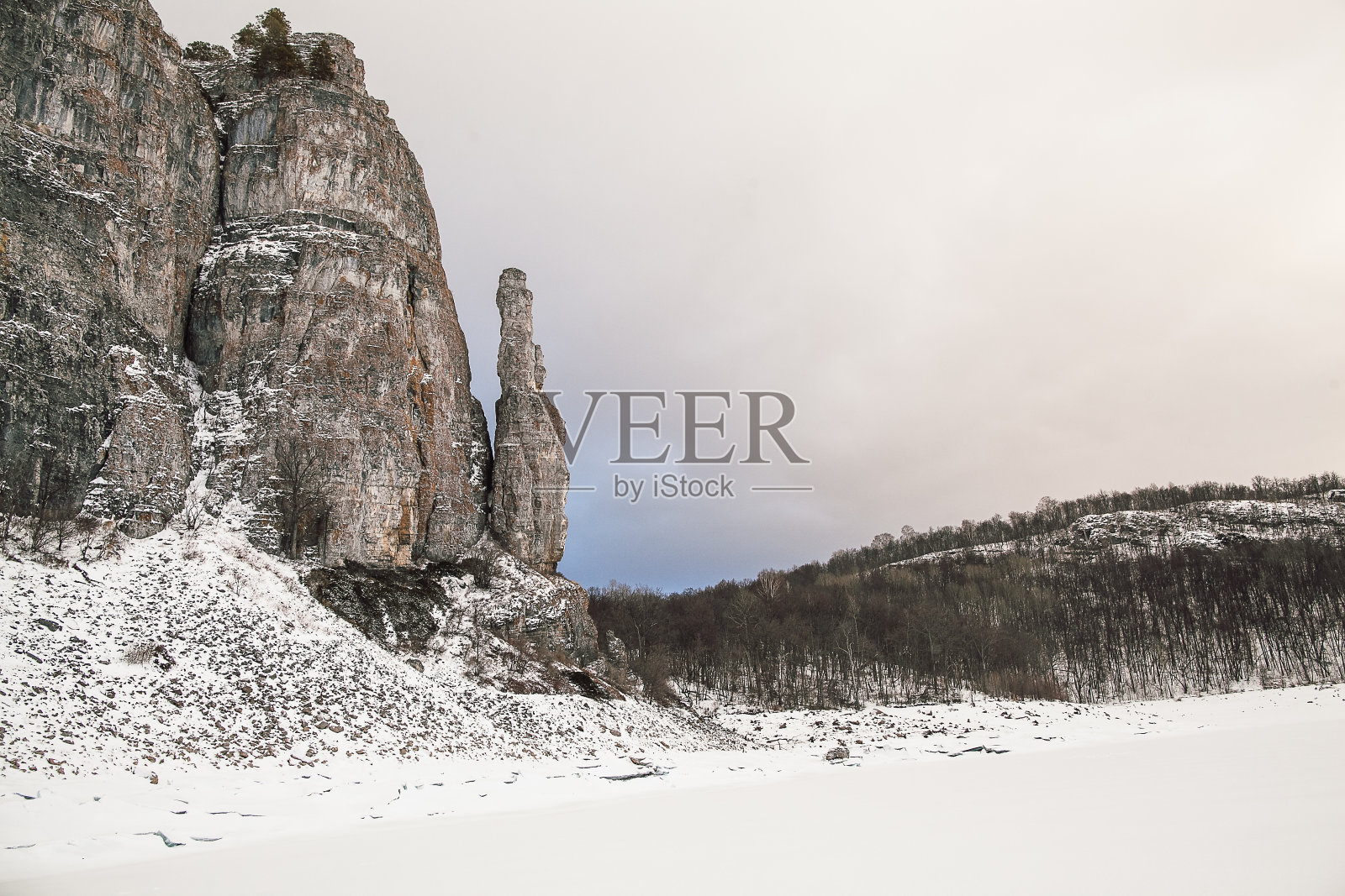 魔鬼指岩在河上，冬季岩石露头与山分离，冬季景观。照片摄影图片