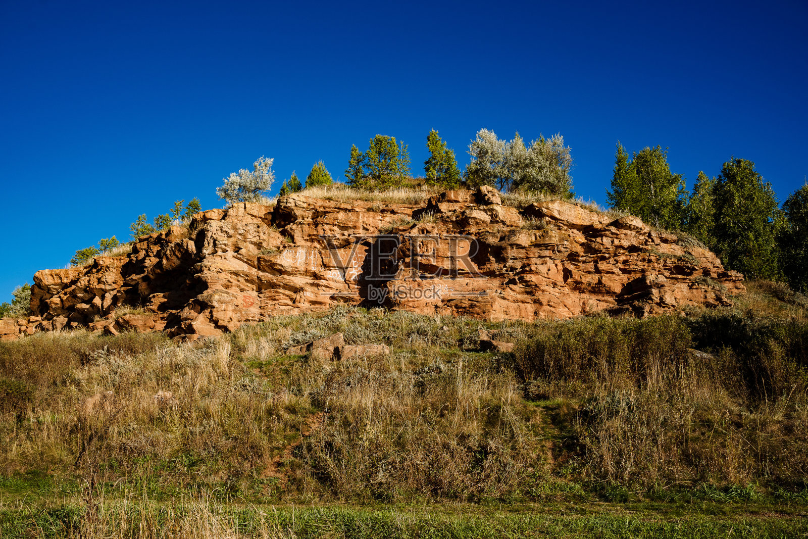 石岩湖岸，砂岩，砂岩岩，山上覆盖着森林，大自然的乌拉尔，俄罗斯，春天照片摄影图片