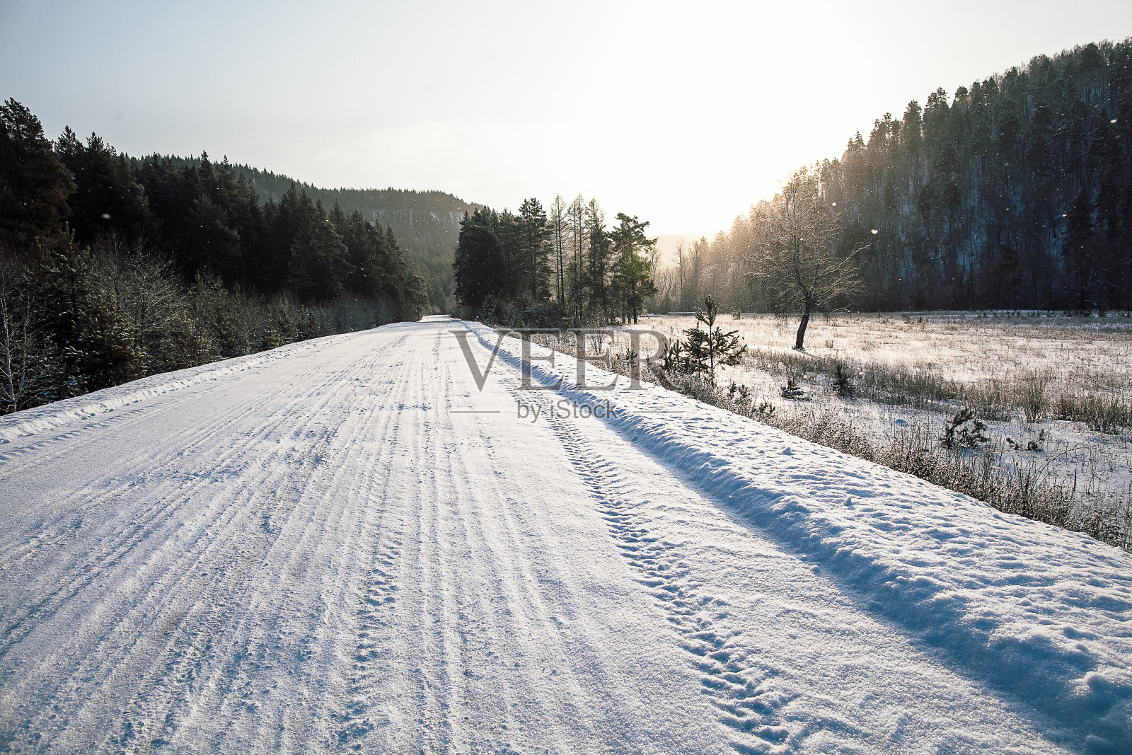 雪地上的轮胎痕迹，冬天的道路，冬天空旷的道路远到天边，铺满雪的小路，冬天的风景照片摄影图片