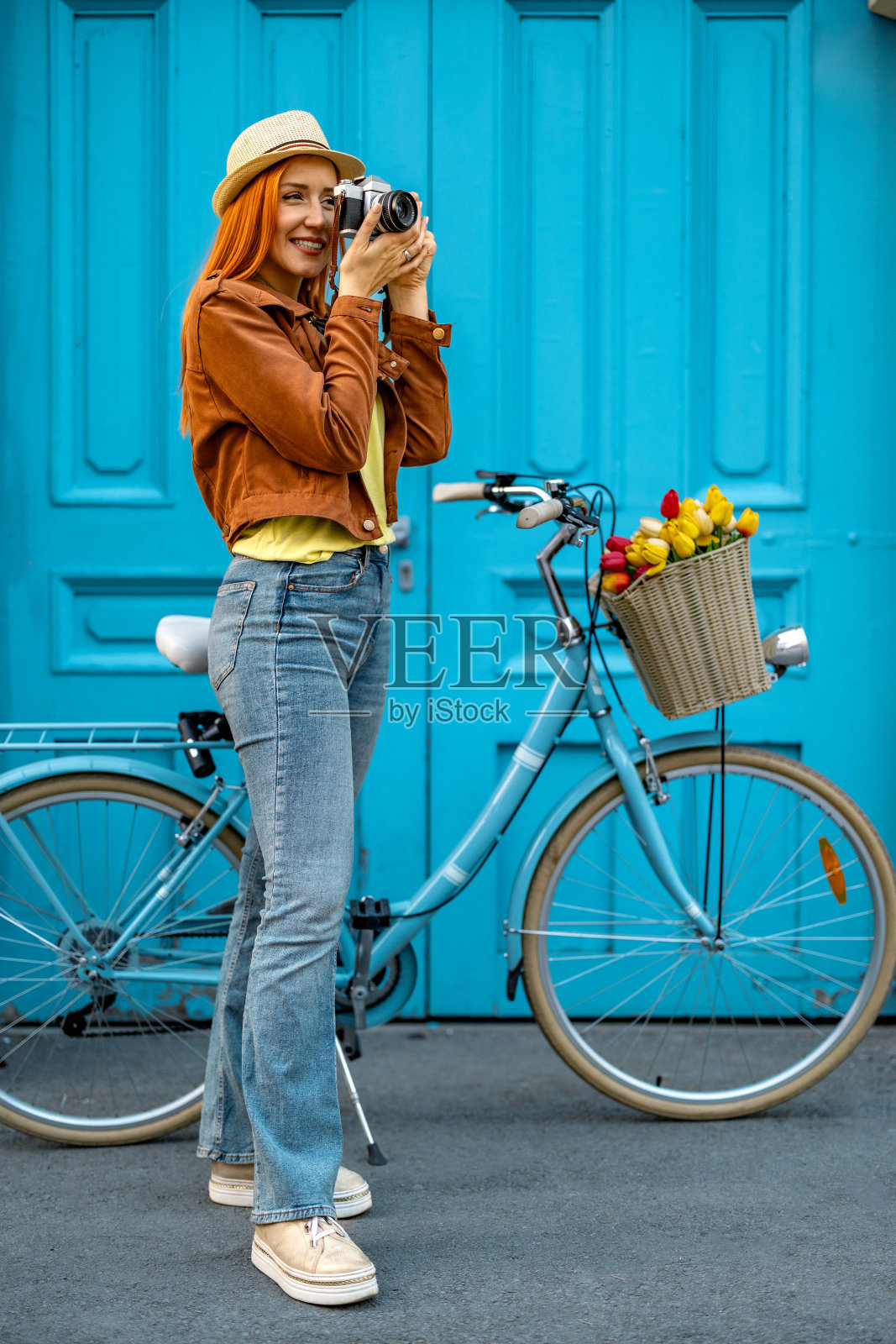 年轻女子正在用模拟相机拍照照片摄影图片