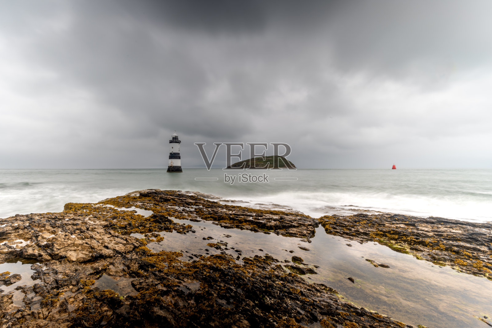 Trwyn Du灯塔，也被称为安格尔西岛的Penmon灯塔。照片摄影图片