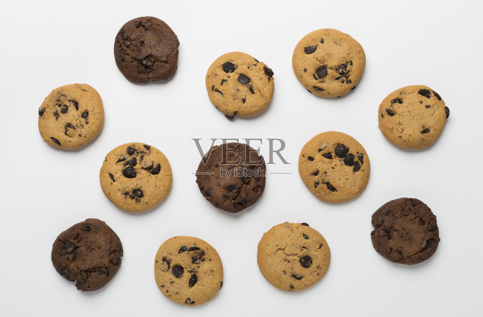 白色背景上放着巧克力饼干照片摄影图片