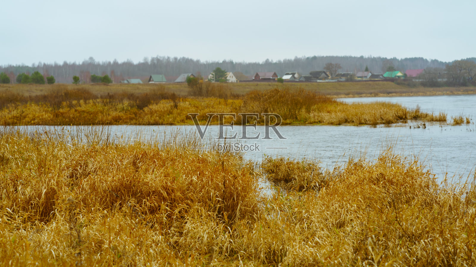 俄罗斯乡村潮湿的秋天照片摄影图片