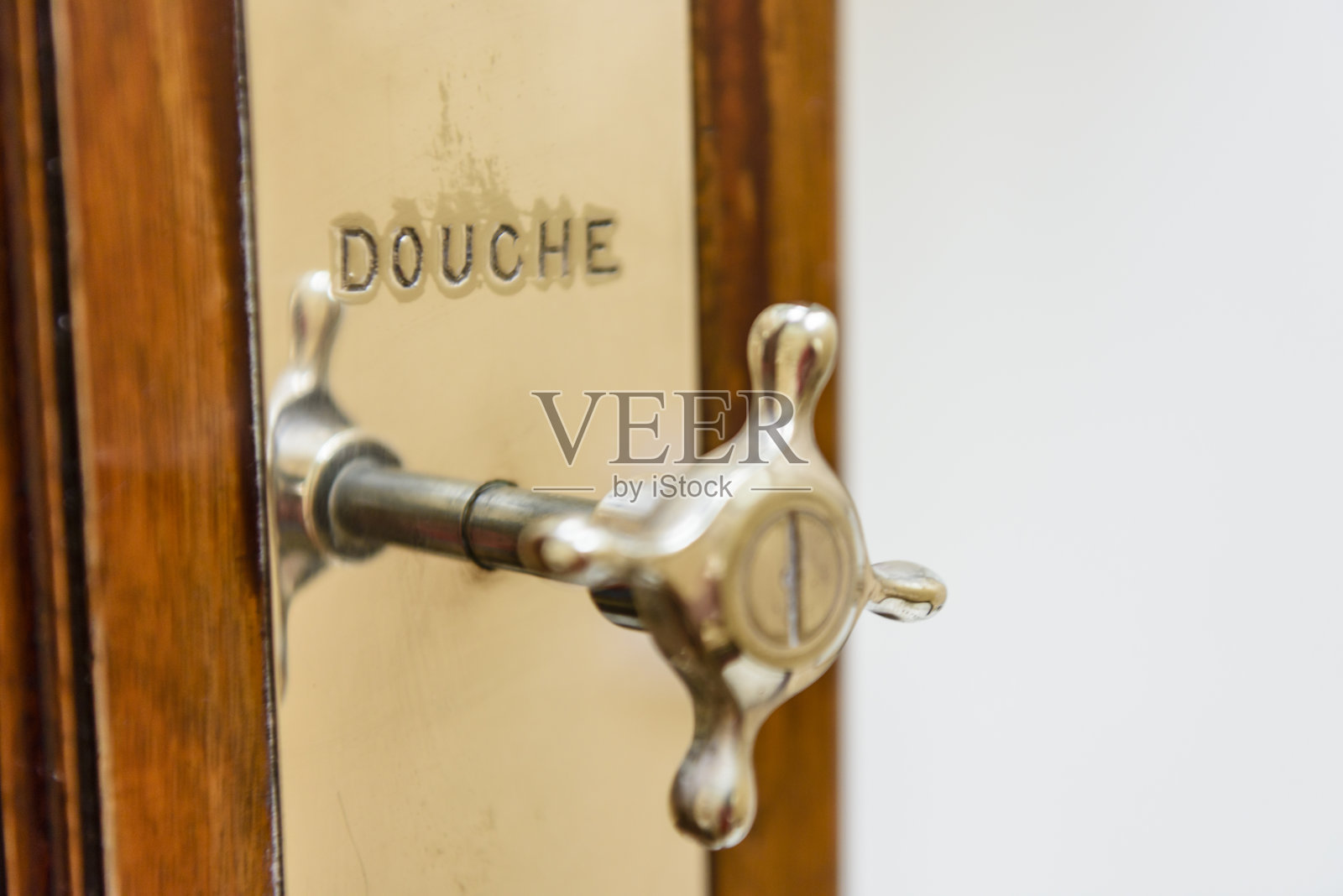 点击一个标有“灌洗器”的老式淋浴装置照片摄影图片