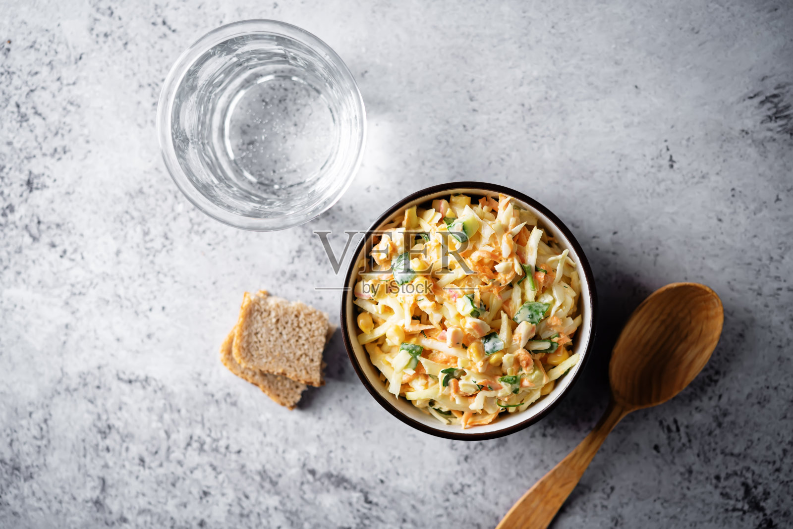 卷心菜、黄瓜、玉米、胡萝卜和希腊酸奶沙拉，放在碗里照片摄影图片