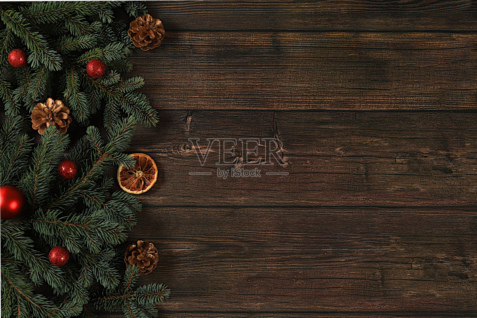 2024年圣诞节和新年的构图，背景是蓝色的冷杉树枝和节日装饰，在一张深色的木桌上，节日屏幕的横幅，设计的模板。节日卡,照片摄影图片