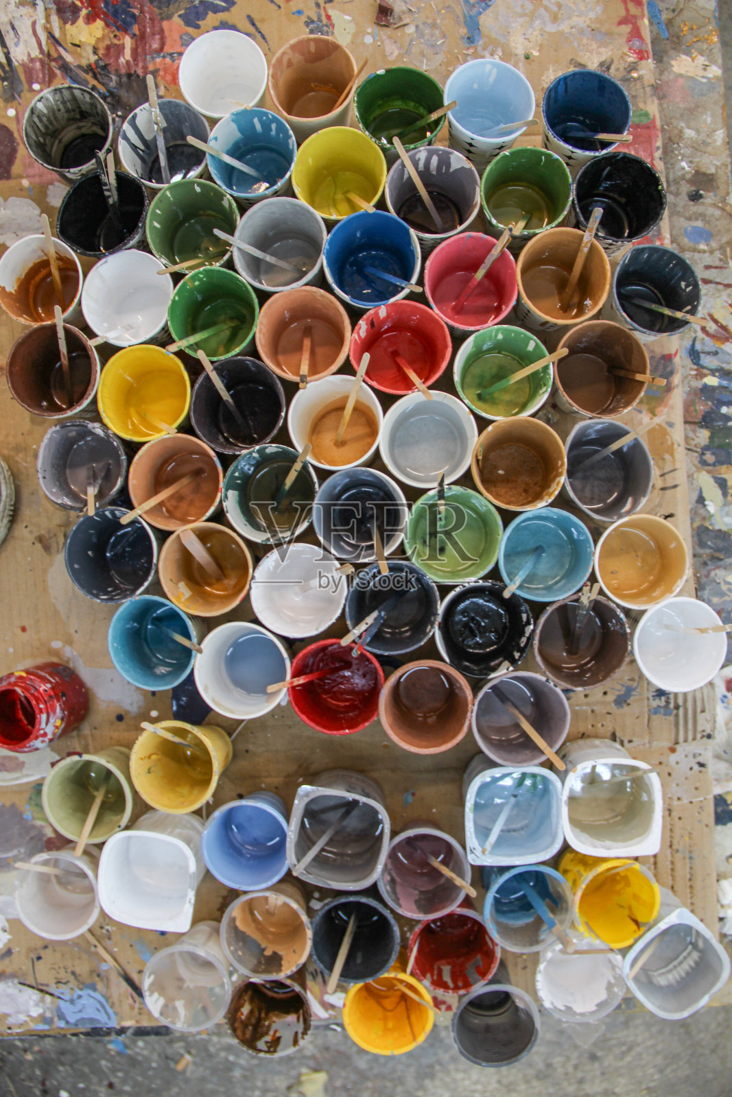 “杯子里的彩色颜料”照片摄影图片