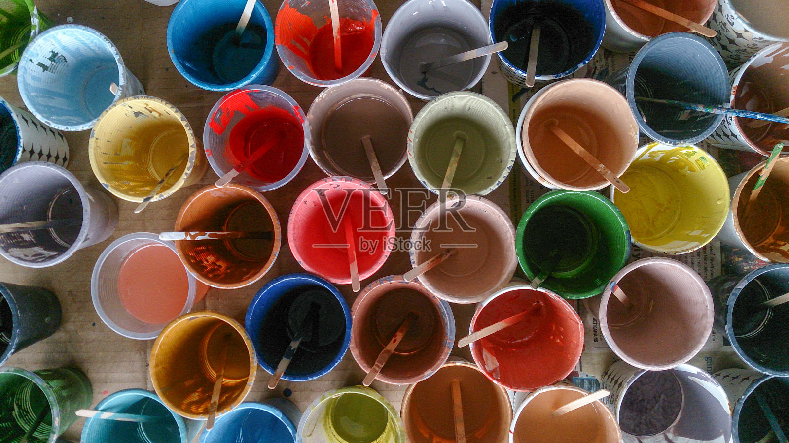 “杯子里的彩色颜料”照片摄影图片