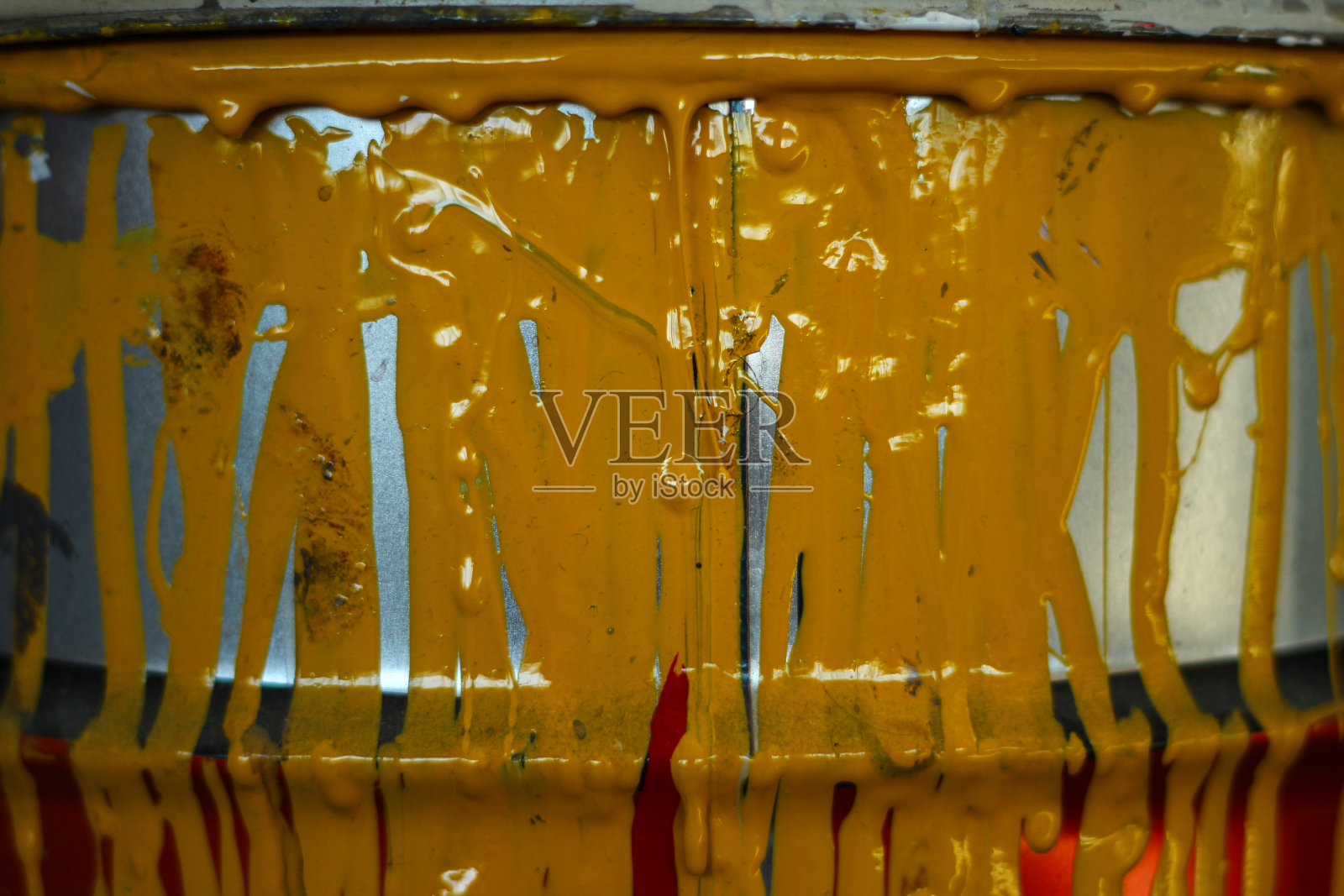 “从各种颜色的锡罐中溢出的油漆的特写纹理”照片摄影图片