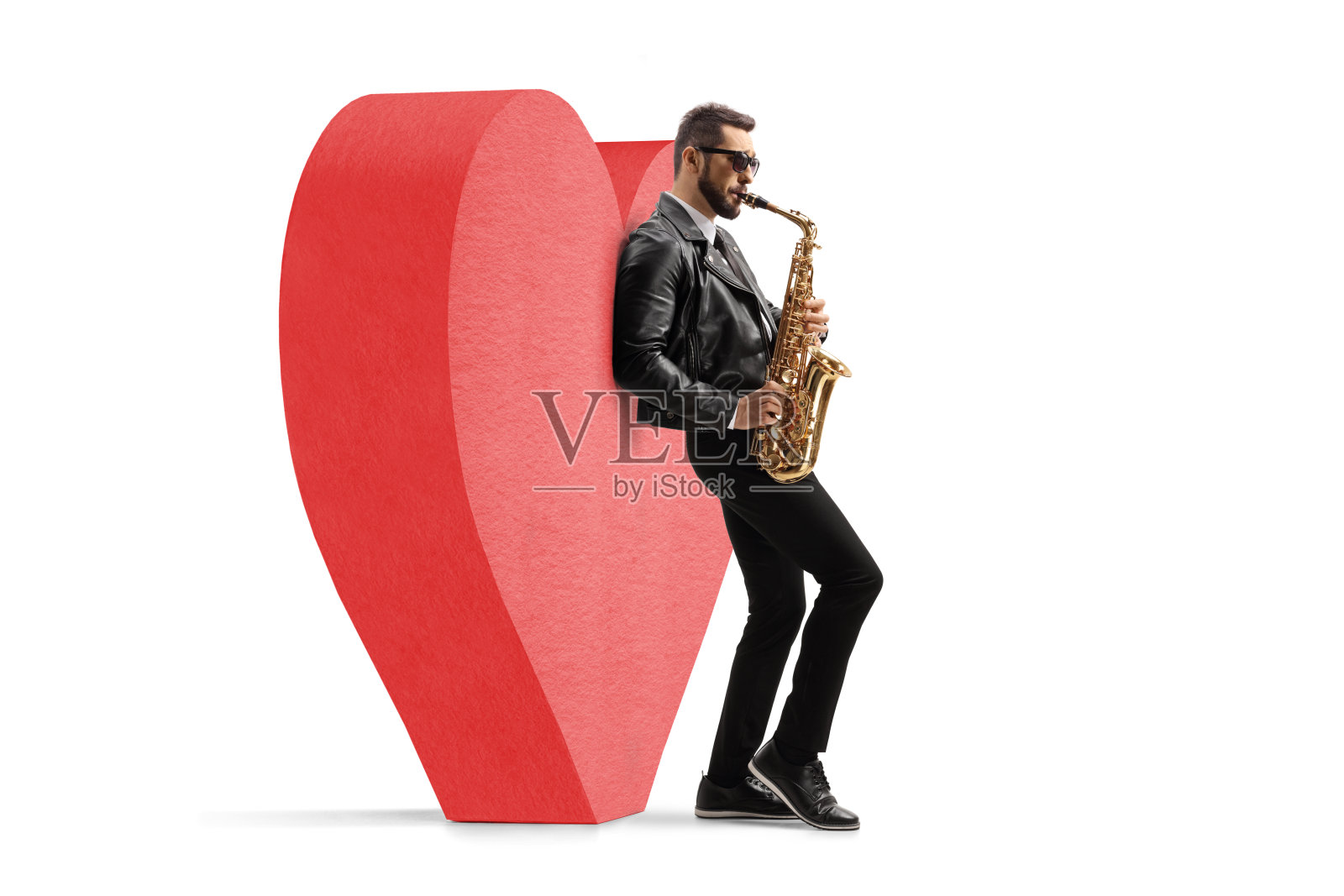 穿着皮夹克吹着萨克斯管的浪漫男音乐家照片摄影图片