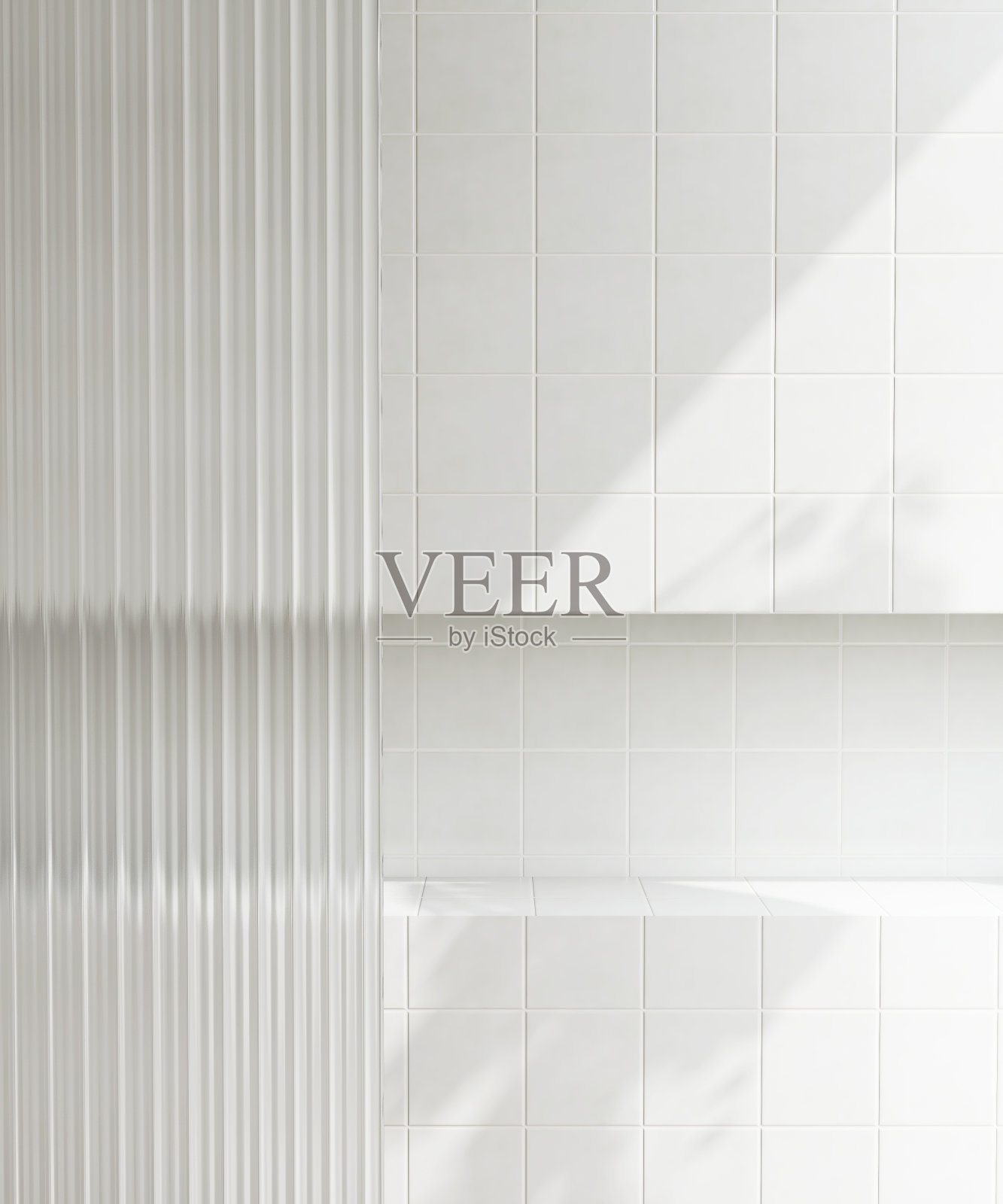 凹进式壁架，淋浴壁龛，在阳光下的方形墙砖浴室中需要玻璃隔断照片摄影图片