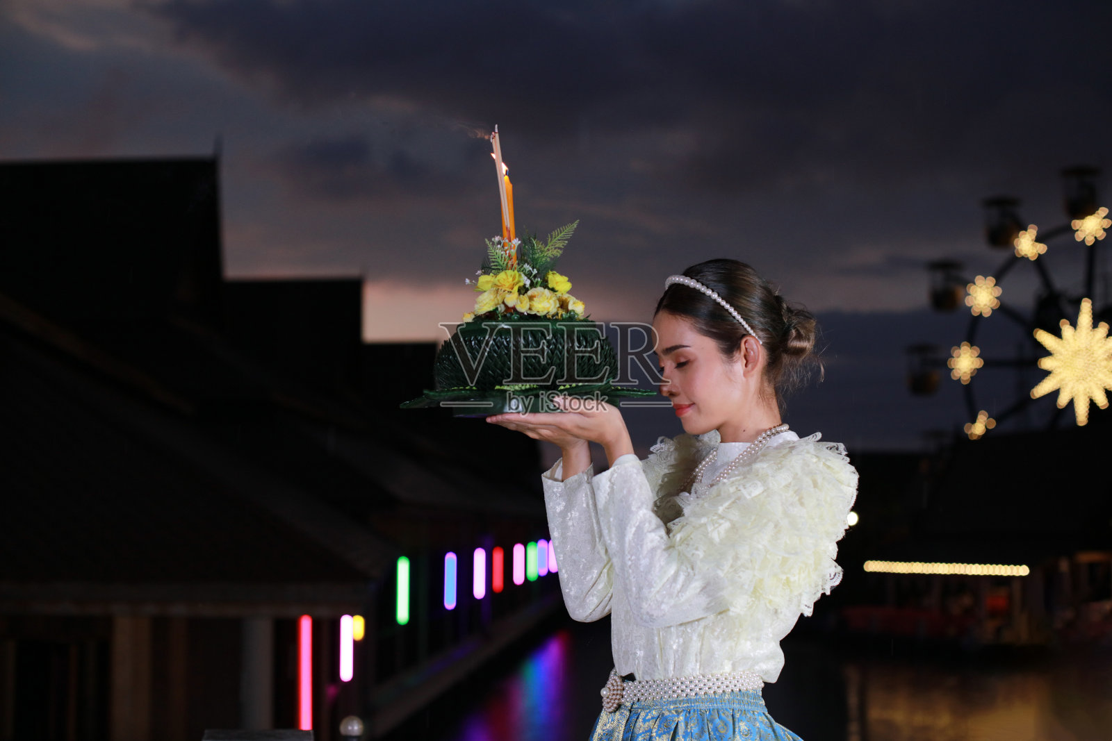 以庙会为背景的泰国泼水节照片摄影图片