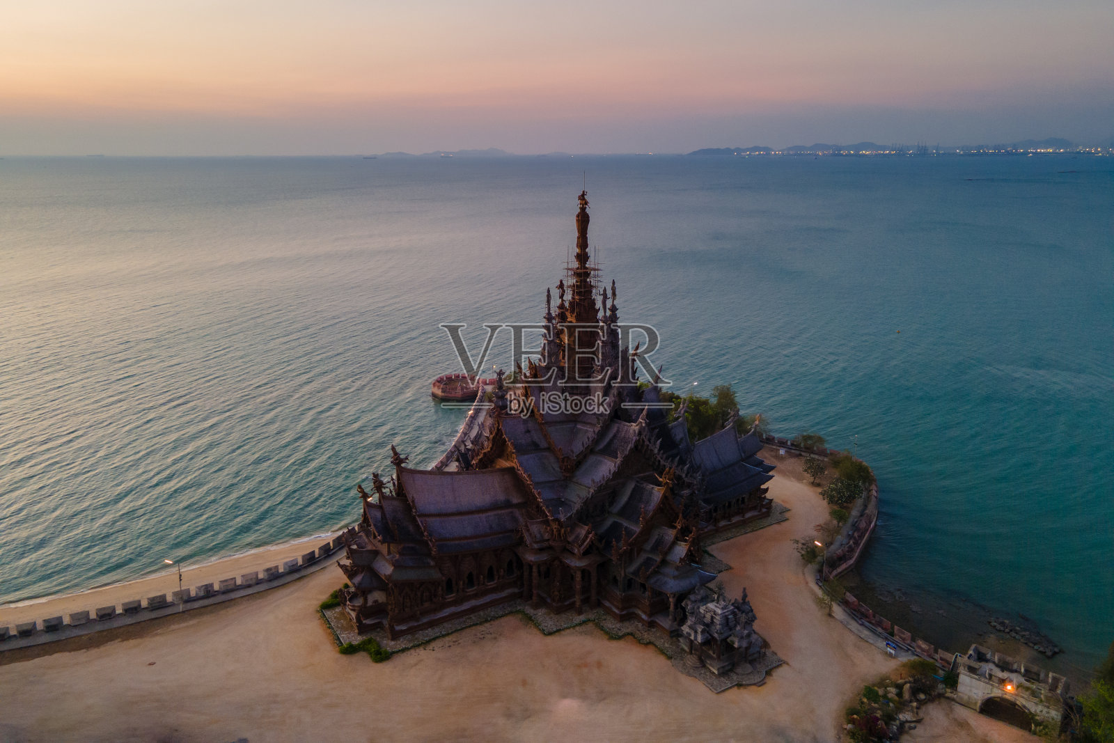 真理的庇护所，芭堤雅，泰国，在日落芭堤雅海滩的海边木制寺庙照片摄影图片