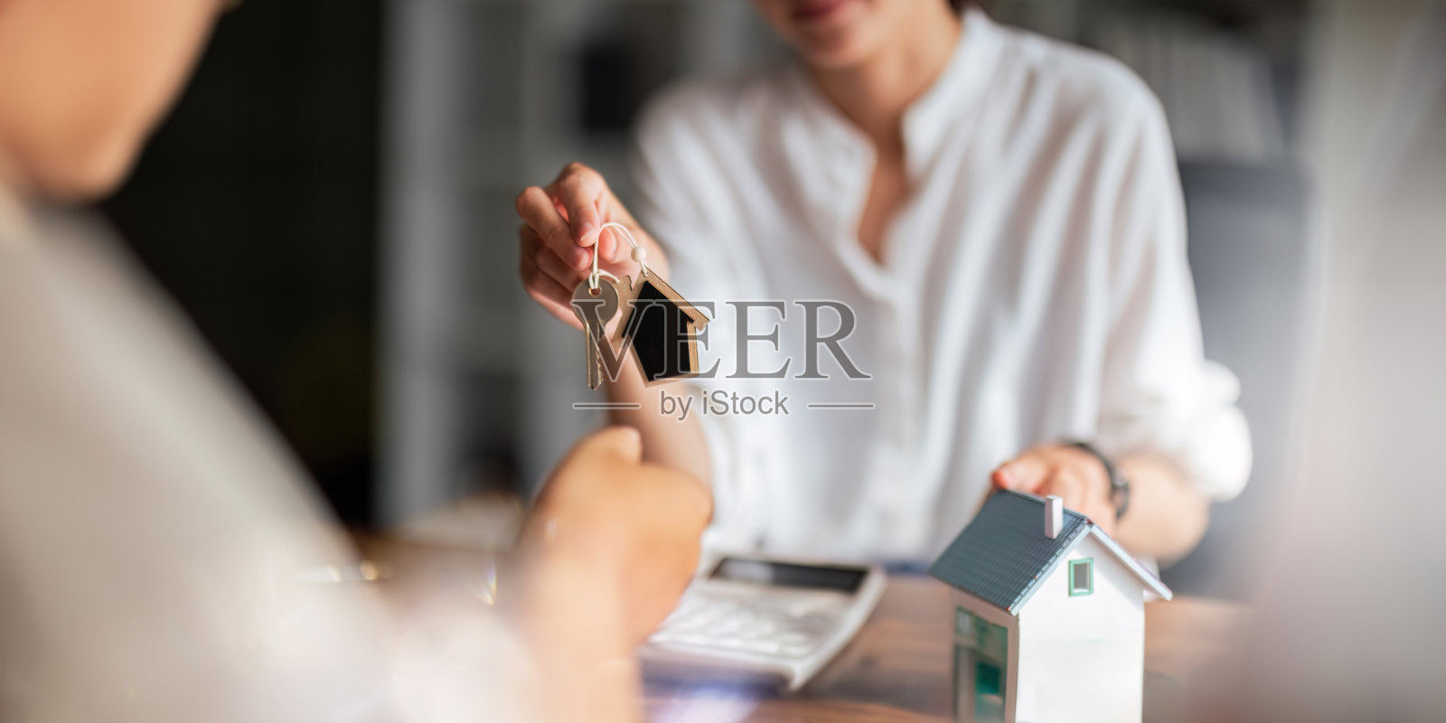 房地产经纪人与他讨论和咨询客户签订合同后的房屋合同、房地产概念、搬家或租赁物业照片摄影图片