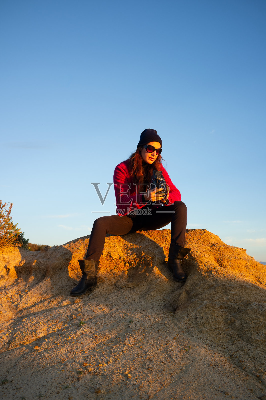 一位女士在户外用一台老式6x6胶片相机拍照。留有复制空间照片摄影图片