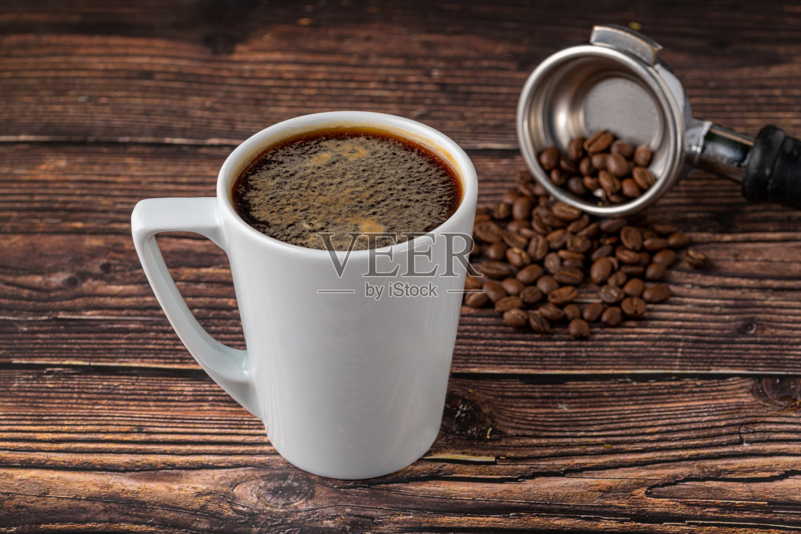 木桌上白色瓷杯的美式咖啡让人放松照片摄影图片