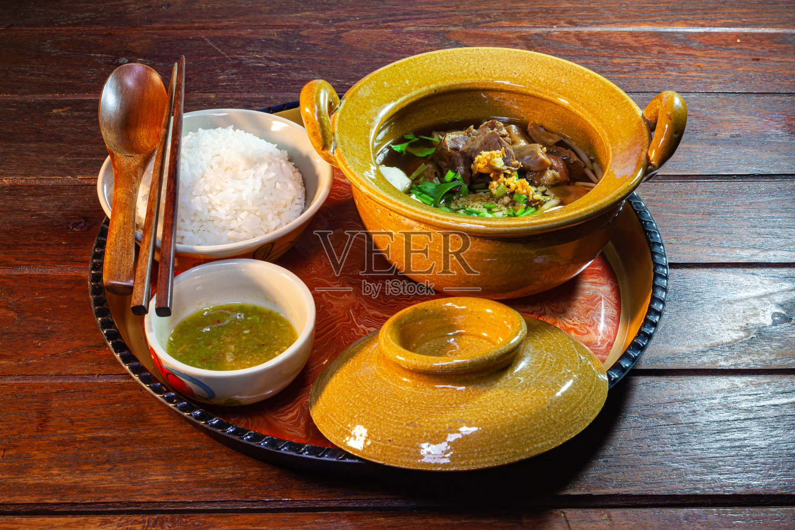 红烧牛肉。照片摄影图片